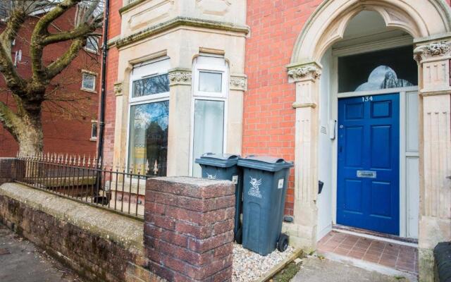 1 bed central Cardiff apartment with free parking