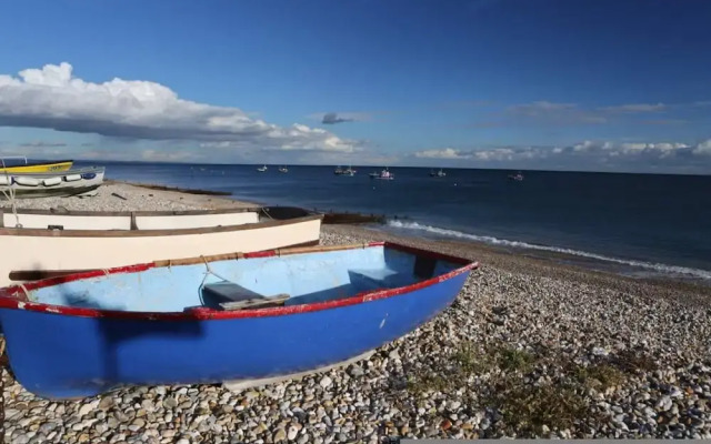 Spacious 4-bed Seaside Retreat in Selsey