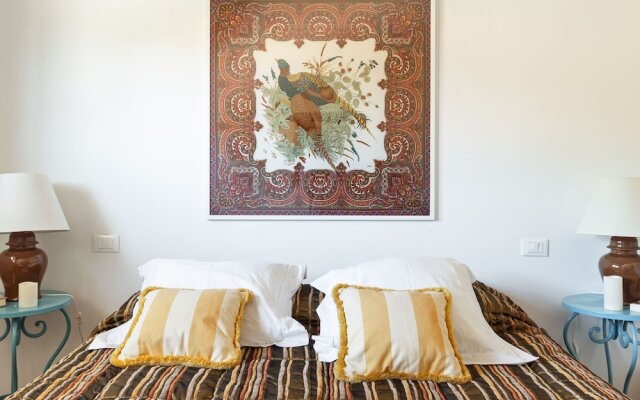 Waterfront Mansion in Rome near Lake