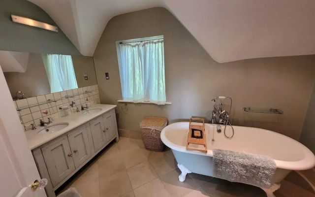 Remarkable 8 Bed Family House Sleeping 16 w/ Pool
