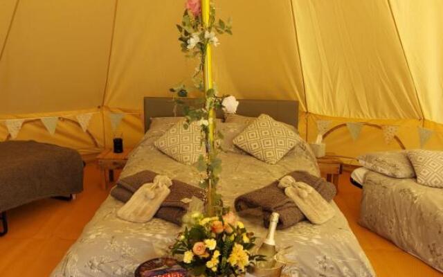 Hopgarden Glamping - Luxury 6m bell tent