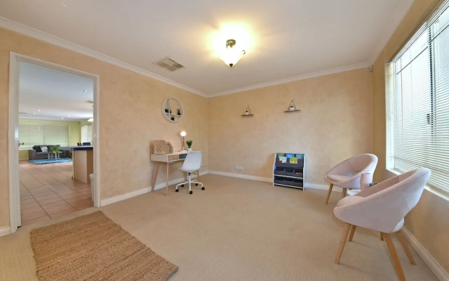 Redcliff Home Close to City & Airport