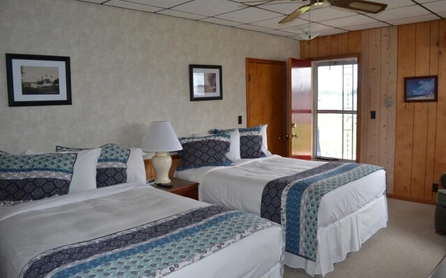 Buzz's Lakeside Inn