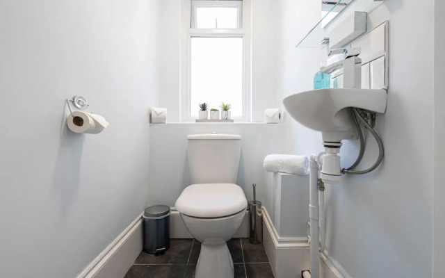 JOIVY Charming 4-Bed House Near The Hoe Park