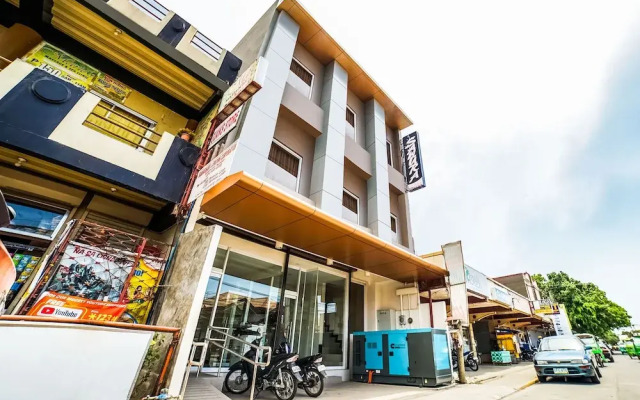 OYO 256 Sakura Suites
