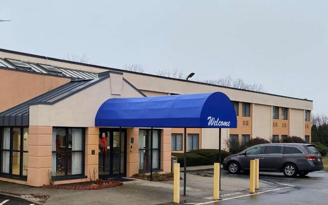 All Seasons Inn & Suites