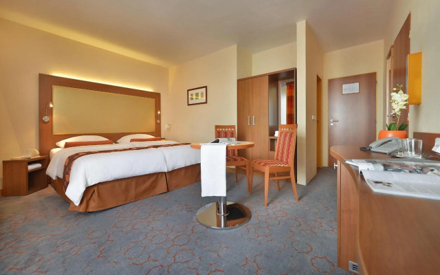 Maximilian Lifestyle Resort