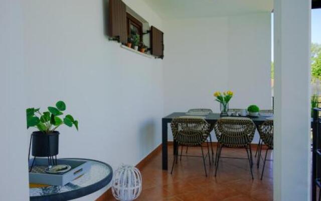 Villa Leon, Wonderful Family Apartment with Pool