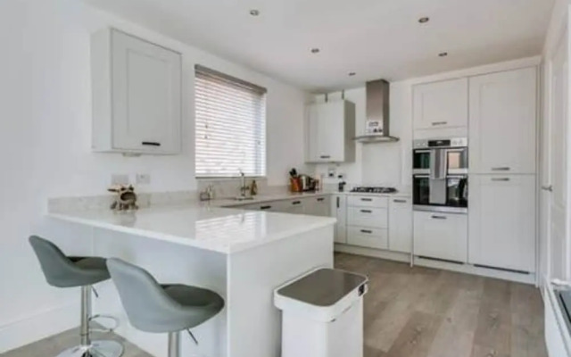 Stylish 4-br House With 3 Ensuite Free Parking