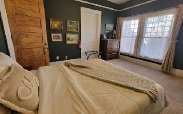 The Kings Throne Inn and Guest House