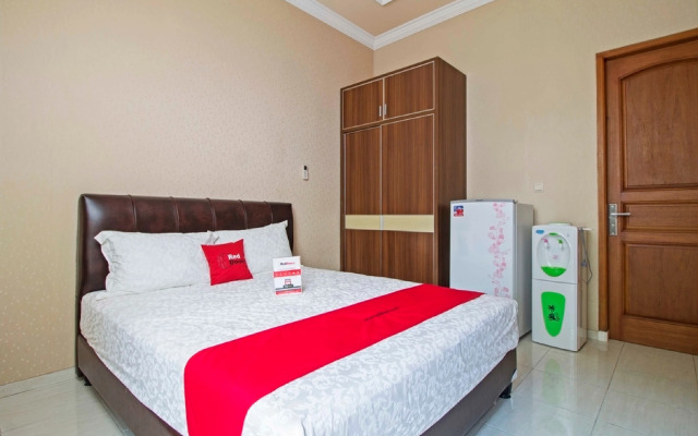 RedDoorz Syariah near Mercu Buana University