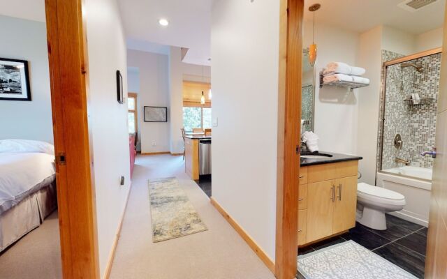 Solstice 18 Beautiful and Modern, Private Washer Dryer, Close to Eagle Lodge by RedAwning