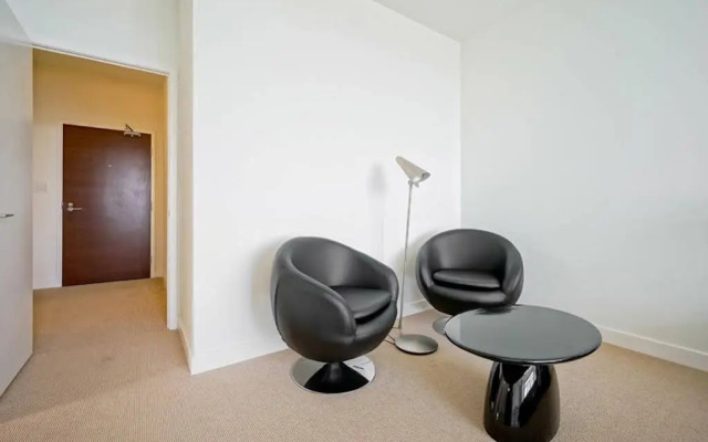 Hydewest - Capreol Luxury Furnished Penthouse Apartment