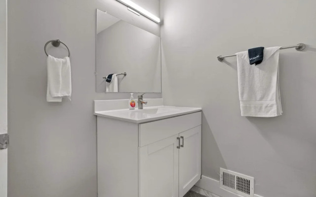 Modern 2BR 2BA Apartment With Pleasant Views