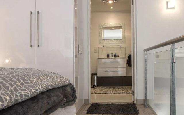 Trendy 1-BR City Center Apt