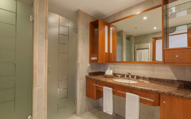 Park Lake Luxury Hotel