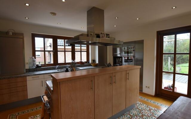 Lavish Holiday Home in Loosdrecht with Hot Tub