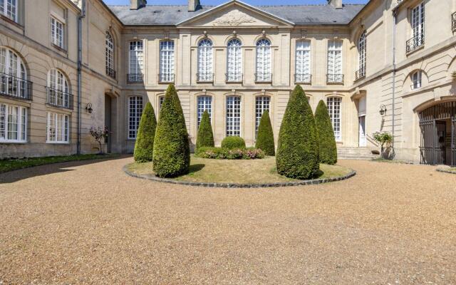 Heritage Apartment in Bayeux near Museum of Art