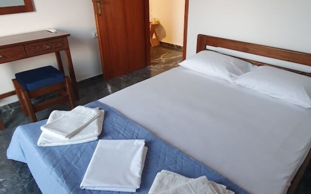 Lefkadi Apartments by the sea