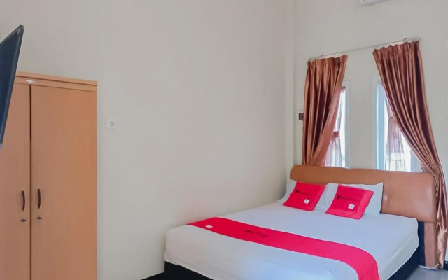 RedDoorz @ Pelangi Guest House