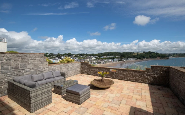 Captains View - Sea and Harbour Views Parking