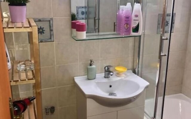 Central Stylish 1 Double Bed Flat