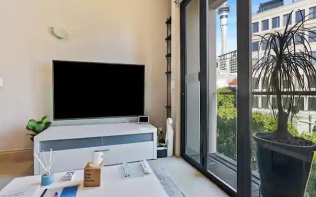 Viaduct Duplex - Free Parking, Best Location!