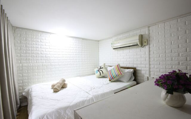 Smiley Apartment 13 - Adults Only