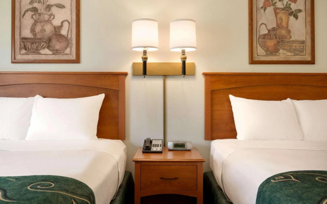 Travelodge by Wyndham Dunsmuir