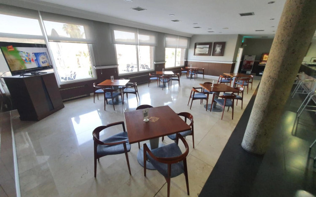 Hotel Azar