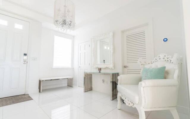 White House - Exclusive Luxury Beachfront Villa - Private White Sand Beach