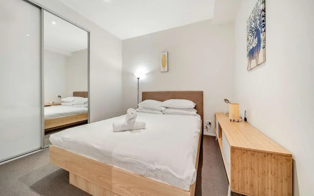 Canberra Lakefront 2-bed With Pool,