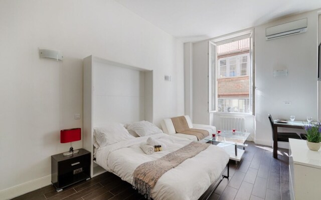 Modern Studio 3 Minutes From the Old Port!