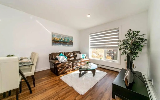 Spacious 2bedroom FREE parking king bed close to DT