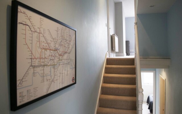 Trendy 2BR Home in Heart of Chiswick, 4 Guests!