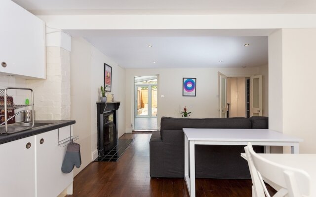 Spacious 1 Bedroom Garden Flat In Clapham Town