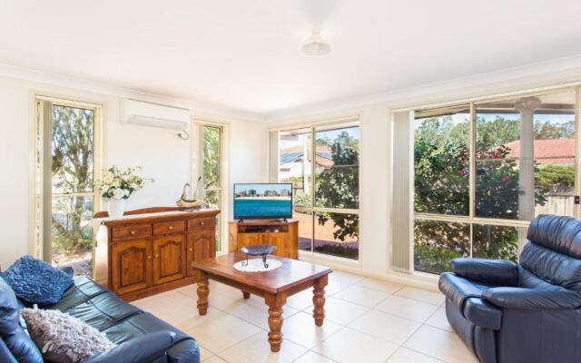 1/4 Huntly Close