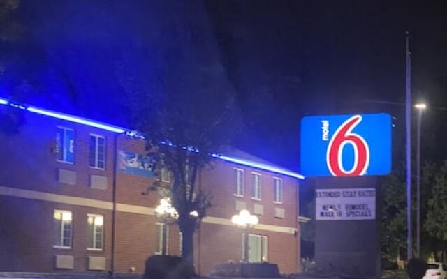 Econo Lodge Inn & Suites