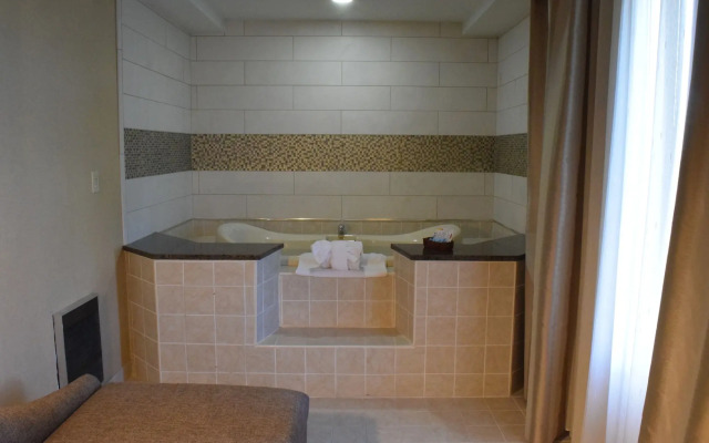 Holiday Inn Express Hotel & Suites Watertown-Thousand Island by IHG
