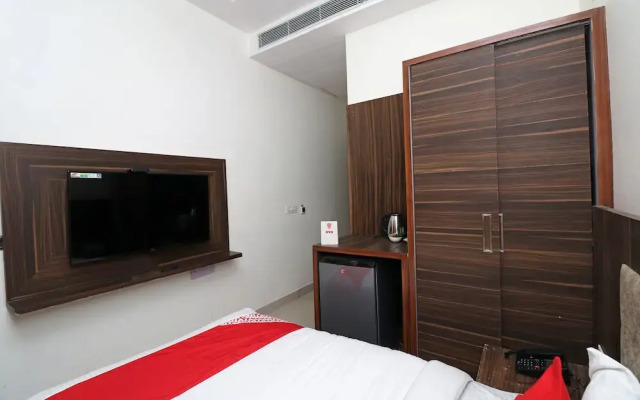 OYO 25076 Omang Hotel