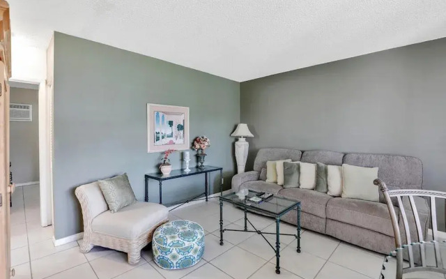 Idyllic Condo With Brief Walk to Beach and Restaurants