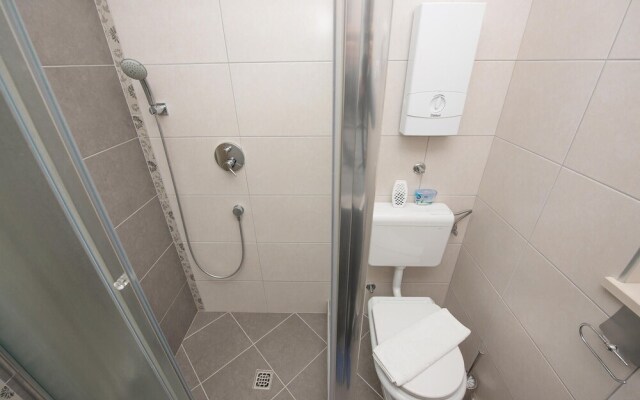 Amazing Apartment in Makarska With Wifi and 2 Bedrooms