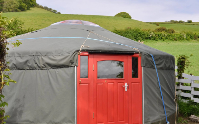 Luxurious underfloor heated Yurt with Hot tub