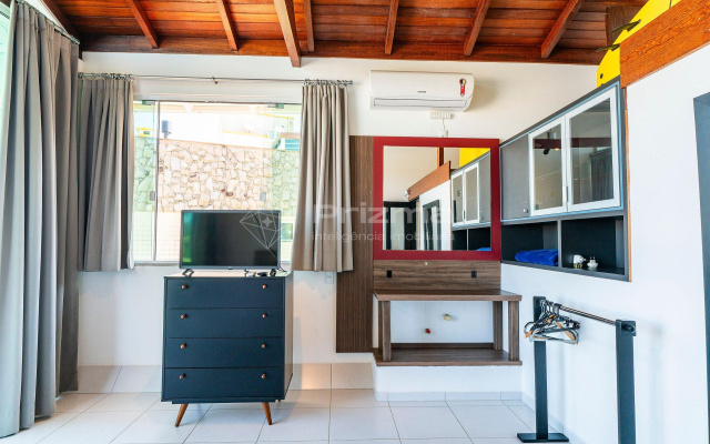 Casa em quatro ilhas com sacada com vista para o mar.