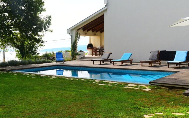 Modern Villa in Icici with  Swimming Pool and Jacuzzi