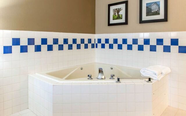 Holiday Inn Express And Suites Napoleon