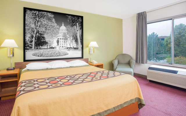 Super 8 By Wyndham Madison East