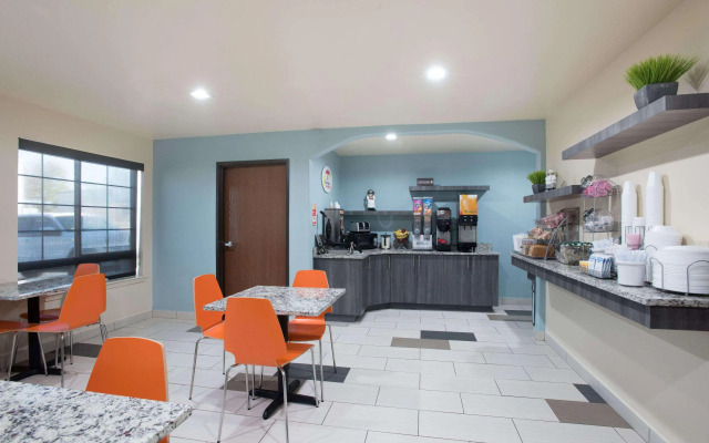 Super 8 by Wyndham Claremore OK