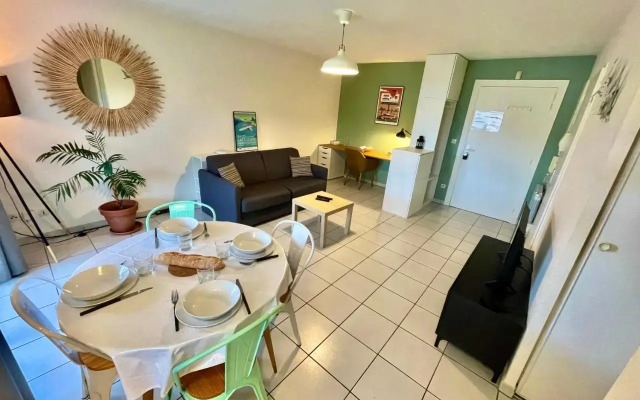 T2 jardinet avec piscine, parking et tennis