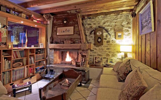 Superb Savoyard traditional chalet located 500 m from the slopes